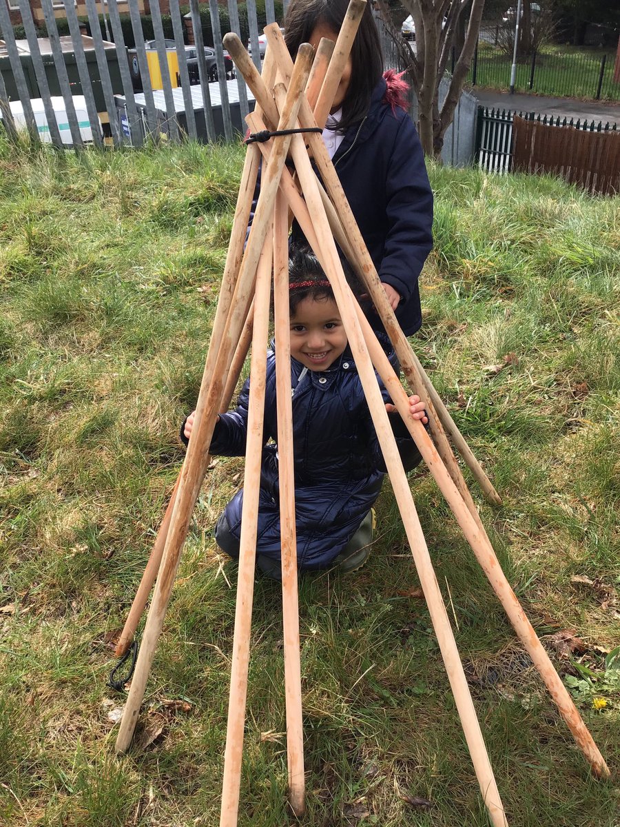 RHALeeds_EY's tweet photo. We Forest School in all weathers! ❄️ 🌧 ☔️ #outdoorlearning #eyfs https://t.co/XGiKnGR0lx