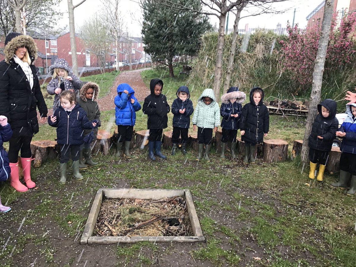 RHALeeds_EY's tweet photo. We Forest School in all weathers! ❄️ 🌧 ☔️ #outdoorlearning #eyfs https://t.co/XGiKnGR0lx