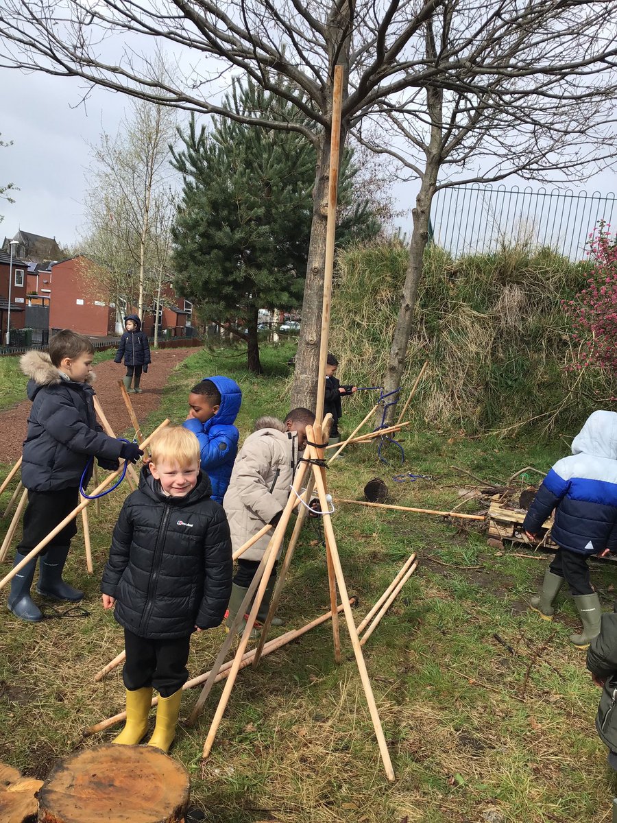 RHALeeds_EY's tweet photo. We Forest School in all weathers! ❄️ 🌧 ☔️ #outdoorlearning #eyfs https://t.co/XGiKnGR0lx