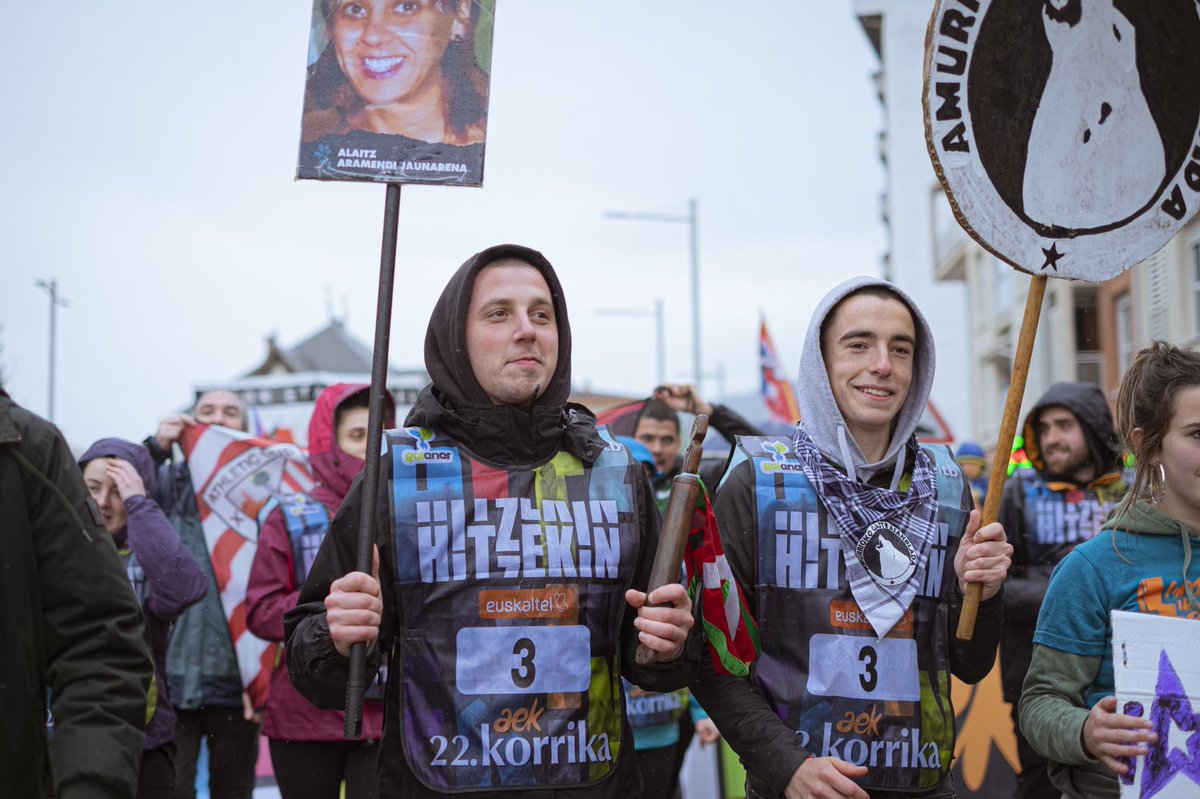 ANkerkeriaSTOP's tweet photo. Galder, Aitor eta beste guztiak #Korrika-n nahi ditugu!
 
Galder Barbado gazte auziperatuak lekukoa hartu du Amurrioko Gazte Mugimenduaren kilometroan.

🏃‍♂️🏃🏼‍♀️ Aitor eta Galder ere euskararen alde! #ANkerkeriariSTOP #HitzEkin https://t.co/580FcfW2Hi
