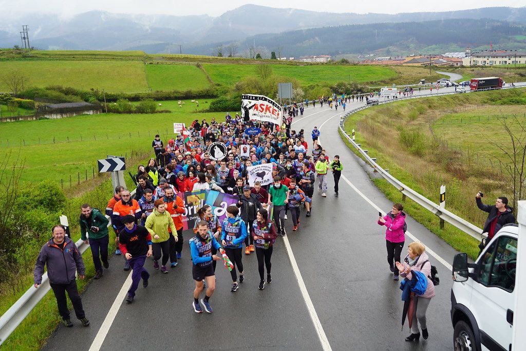 ANkerkeriaSTOP's tweet photo. Galder, Aitor eta beste guztiak #Korrika-n nahi ditugu!
 
Galder Barbado gazte auziperatuak lekukoa hartu du Amurrioko Gazte Mugimenduaren kilometroan.

🏃‍♂️🏃🏼‍♀️ Aitor eta Galder ere euskararen alde! #ANkerkeriariSTOP #HitzEkin https://t.co/580FcfW2Hi