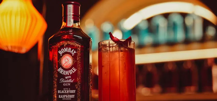 Totalmedios_com's tweet image. En un encuentro único, @BombaySapphire  presentó una nueva variedad de gin de la mano de su Regional Brand Ambassador, Rafael De Matos &amp;gt;&amp;gt;&amp;gt; #BombayBramble

buff.ly/3IUhFm3