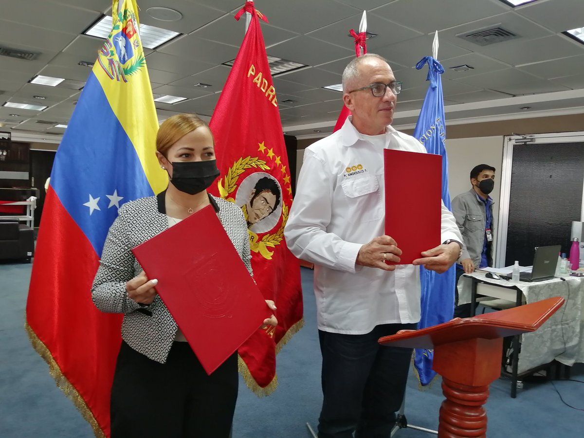 Unefa_VEN's tweet photo. #EnDirecto #31Mar Durante el CUO se realizó la firma de convenio con la empresa FarmaSolidaria 2021 CA y la Unefa, se firma tan importante alianza estratégica con el propósito de garantizar el acceso a las medicinas a todo el pueblo venezolano

#UnefaExcelenciaEducativa https://t.co/VpnEbjDrfq
