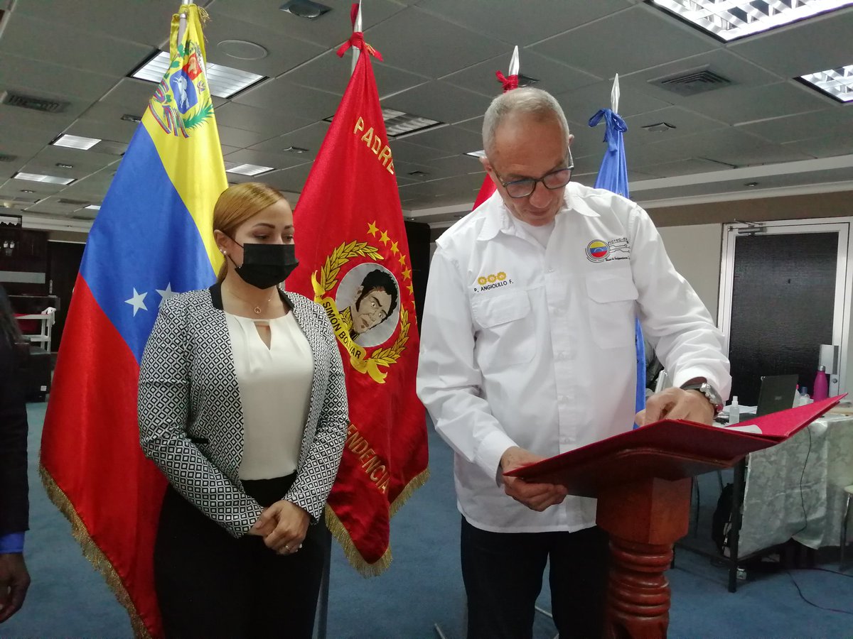 Unefa_VEN's tweet photo. #EnDirecto #31Mar Durante el CUO se realizó la firma de convenio con la empresa FarmaSolidaria 2021 CA y la Unefa, se firma tan importante alianza estratégica con el propósito de garantizar el acceso a las medicinas a todo el pueblo venezolano

#UnefaExcelenciaEducativa https://t.co/VpnEbjDrfq