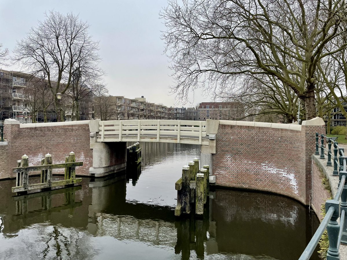 AmsBruggenloop's tweet photo. De Kippebrug in Oost verbindt Kattenburg met Wittenburg. Ik had er nog nooit van gehoord tot ik er tijdens een duurloop langs kwam https://t.co/3CvkAWYvTM https://t.co/s6A7oQjoyn