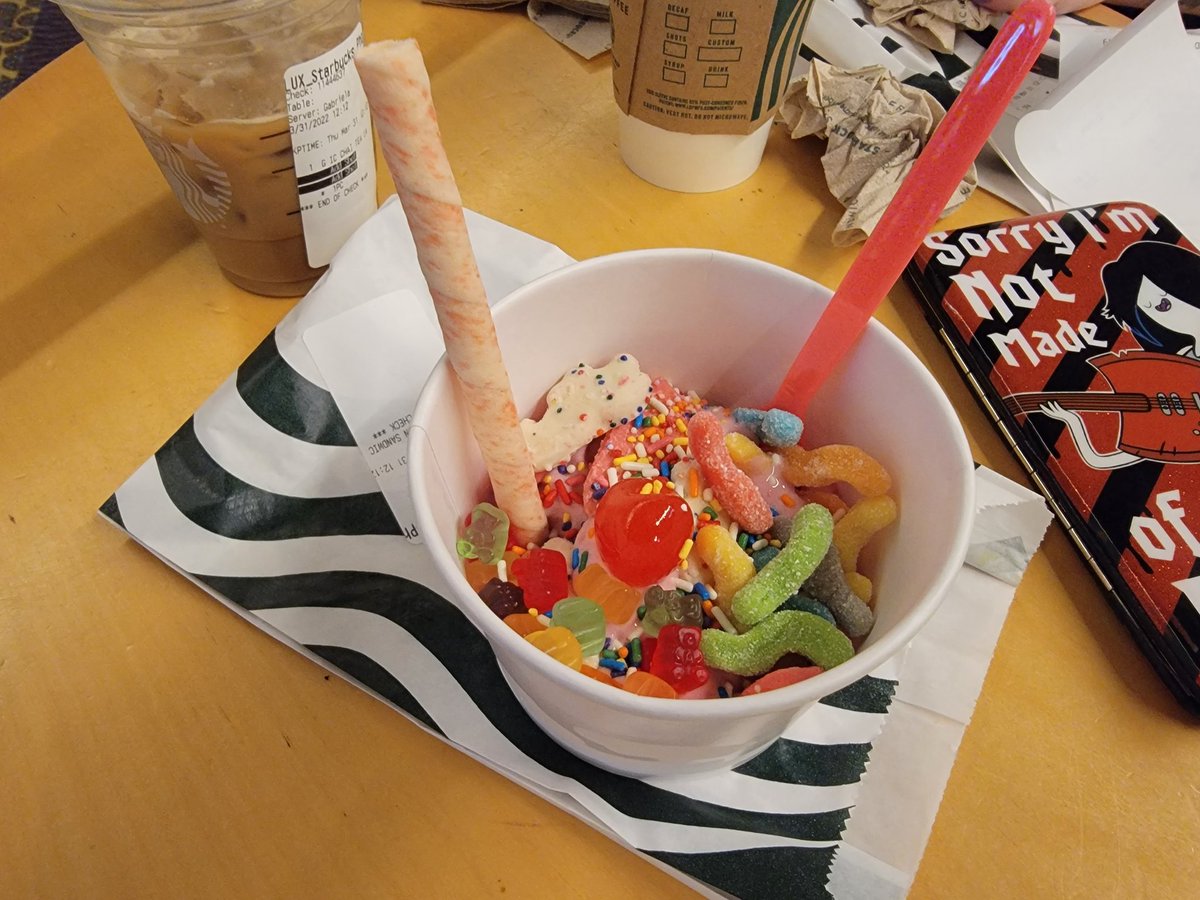 Aliceturtle5's tweet photo. Crazy #FrozenYogurt birthday sundae! https://t.co/J215DurJGW