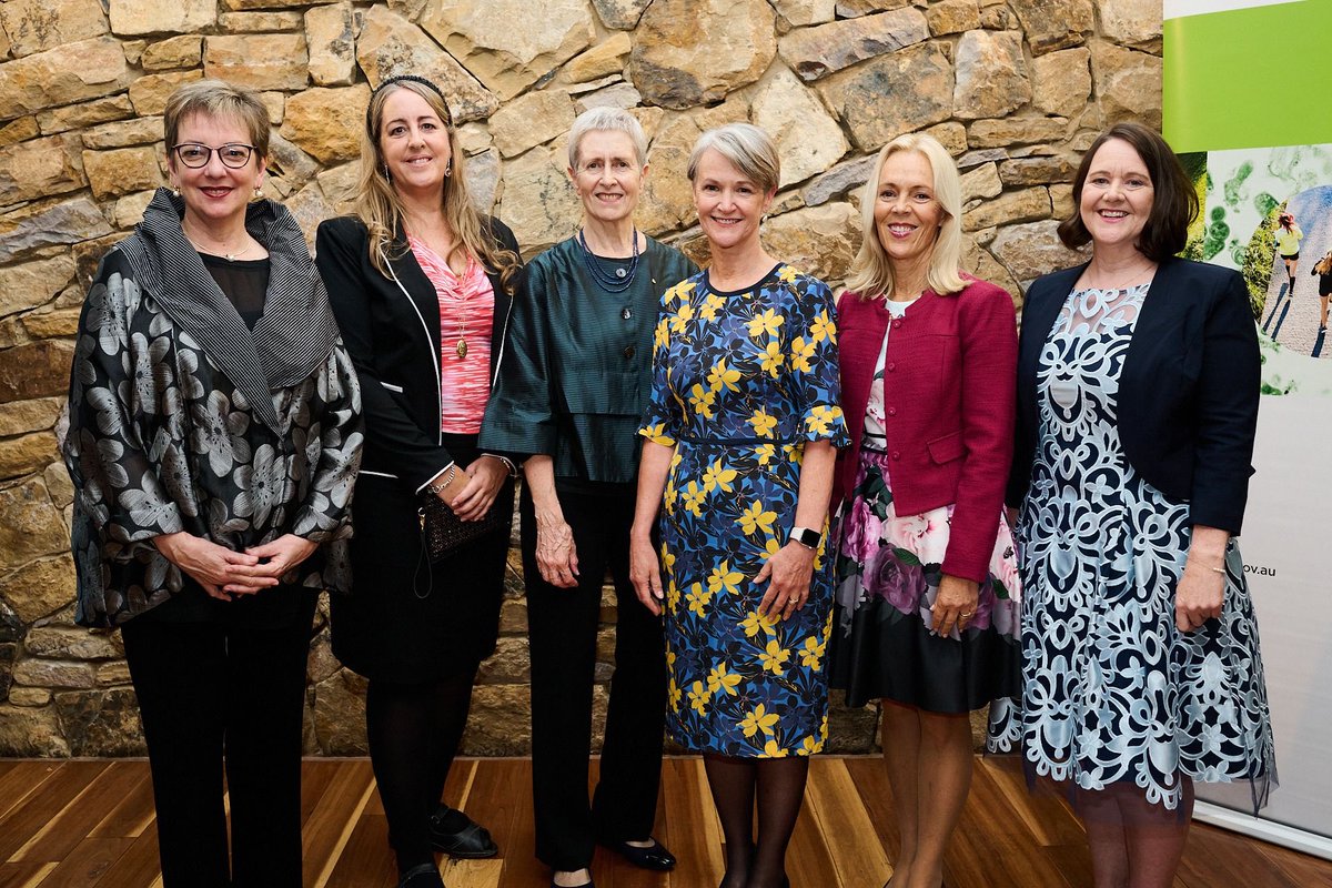 Lovely night sharing an enormous honour with these amazing #WomenInSTEM as winners of #ElizabethBlackburn #nhmrcawards for 2021 #investigatorgrants 

@ProfCCollins Prof Louise Baur and Prof Susan Ramus together with @ceo_nhmrc and @CarolineHomer 

📷 PewPew Studio/#nhmrc