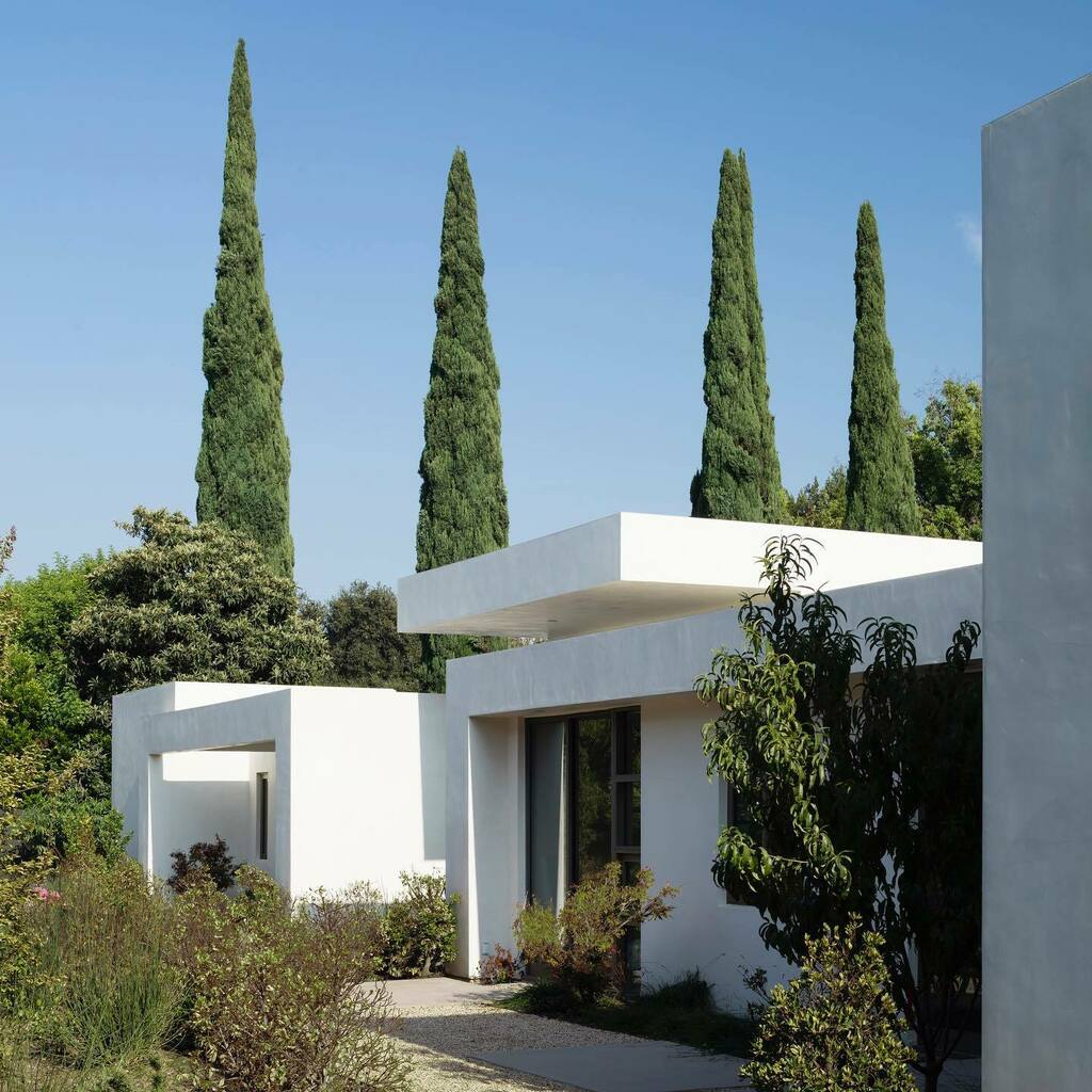 WinickArchitect's tweet photo. Nestled in the Mediterranean-inspired landscape, this geometric, minimalist masterpiece beckons you towards its majestic reveal.

#winickarchitects #minimalism #minimalist #minimalisthome #modernhome #pasadena #socal #designingdreams #mediterranean #stunningarchitecture #arc… https://t.co/fZUxJak0ou