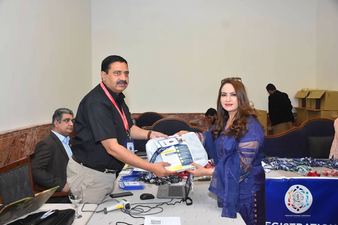 pakecocon's tweet photo. Chairman Registration Committee awarding registration cards to the honorable guests.
#PakistanEconomicConference #PEC2022 #serenafsd #fsdcon2022 #pakecocon https://t.co/ZYMoHd4m1h