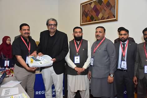 pakecocon's tweet photo. Chairman Registration Committee awarding registration cards to the honorable guests.
#PakistanEconomicConference #PEC2022 #serenafsd #fsdcon2022 #pakecocon https://t.co/ZYMoHd4m1h