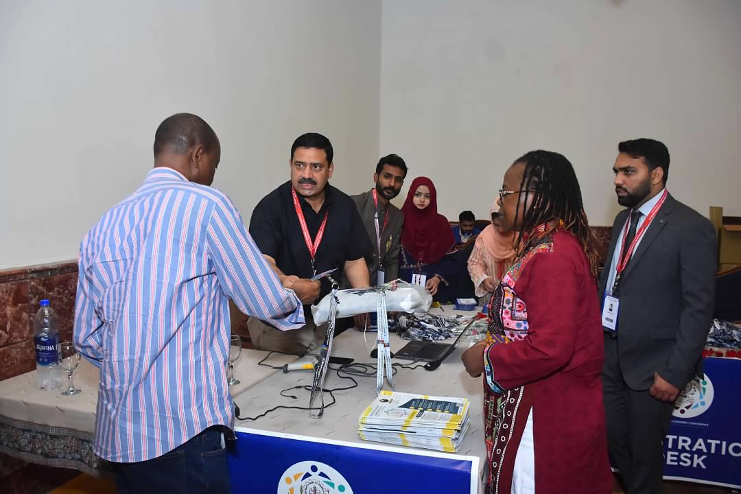 pakecocon's tweet photo. Chairman Registration Committee awarding registration cards to the honorable guests.
#PakistanEconomicConference #PEC2022 #serenafsd #fsdcon2022 #pakecocon https://t.co/ZYMoHd4m1h