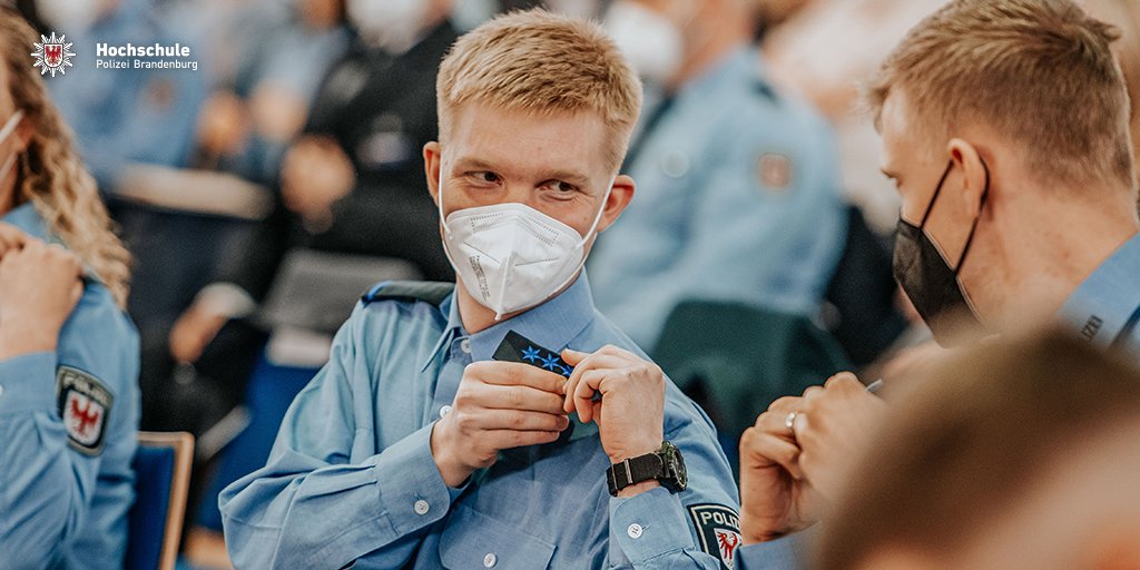 HPolBB's tweet photo. 122 Anwärterinnen &amp; Anwärter durften heute ihre Zeugnisse durch Hochschulpräsidentin Prof. Dr. Wagner entgegennehmen. Polizeivizepräsident Höppner begrüßte die neuen Kommissare und Polizeiobermeister herzlich im Polizeipräsidium, wo sie ab morgen ihren Dienst versehen werden. https://t.co/W721p6YAJe