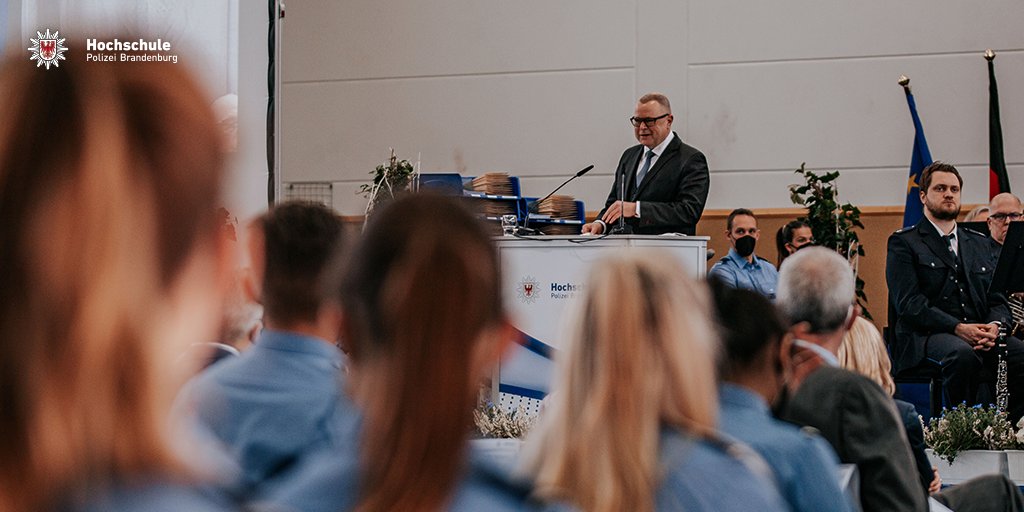 HPolBB's tweet photo. 122 Anwärterinnen &amp; Anwärter durften heute ihre Zeugnisse durch Hochschulpräsidentin Prof. Dr. Wagner entgegennehmen. Polizeivizepräsident Höppner begrüßte die neuen Kommissare und Polizeiobermeister herzlich im Polizeipräsidium, wo sie ab morgen ihren Dienst versehen werden. https://t.co/W721p6YAJe