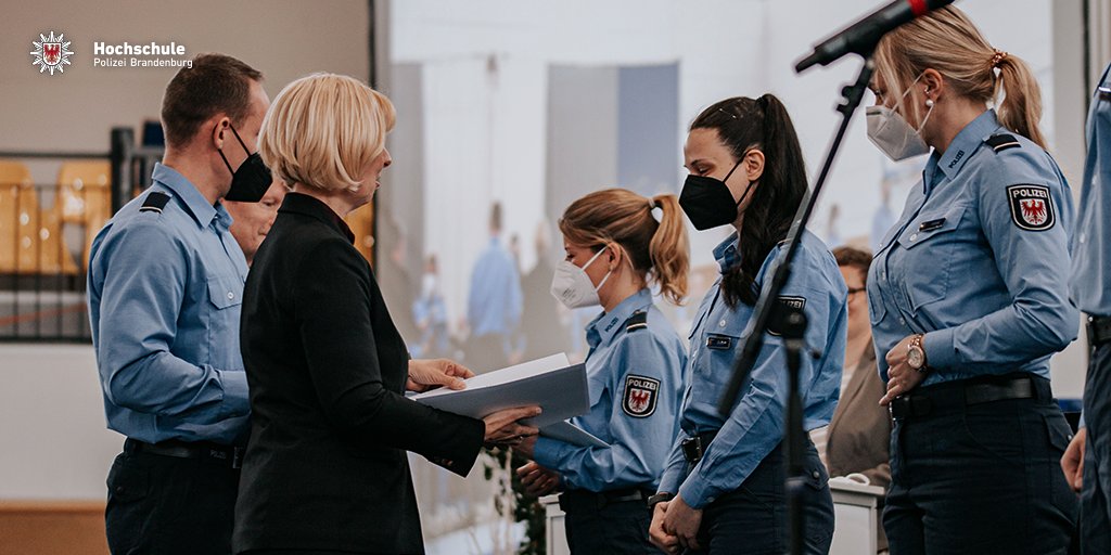 HPolBB's tweet photo. 122 Anwärterinnen &amp; Anwärter durften heute ihre Zeugnisse durch Hochschulpräsidentin Prof. Dr. Wagner entgegennehmen. Polizeivizepräsident Höppner begrüßte die neuen Kommissare und Polizeiobermeister herzlich im Polizeipräsidium, wo sie ab morgen ihren Dienst versehen werden. https://t.co/W721p6YAJe