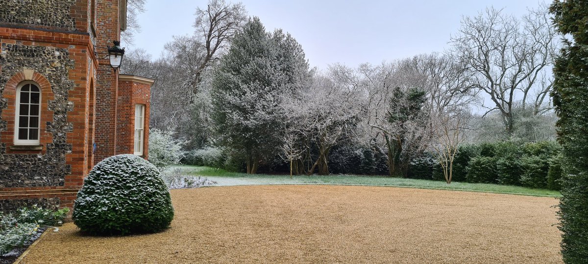 Christhegarden2's tweet photo. Last week shorts this week thermals.. 
#GreatBritishweather #GardeningTwitter https://t.co/M2vufFVj52