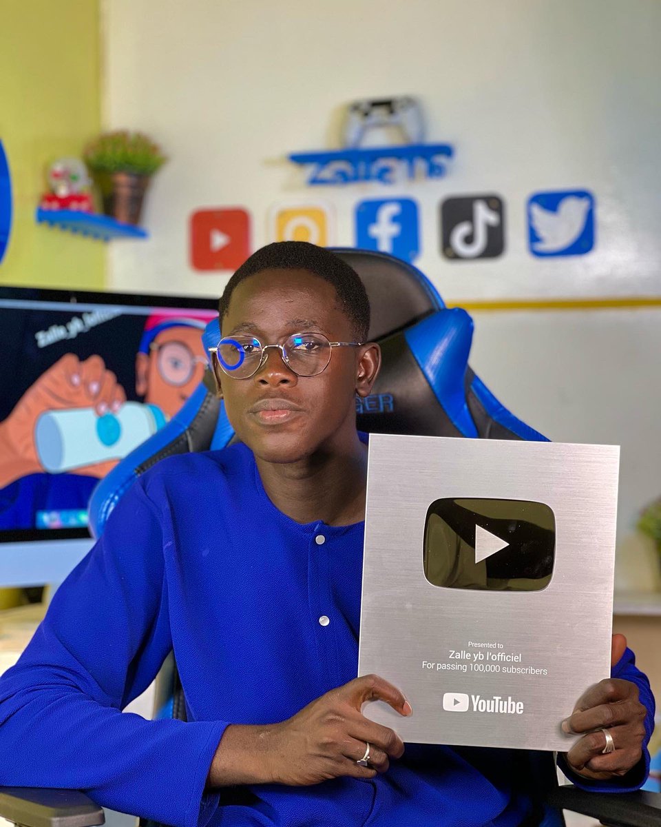 zalle_yb's tweet photo. Allahmdoulilah 🤧je viens de recevoir mon
trophée YouTube 100k Abonnés 🏆 Mais wahouuuuuu &amp;Merci à tous pour votre soutien! Je
ne sais pas comment vous remerciez! () J'aime tellement
partager avec vous et discuter Encore merci pour toute
la force que vous me donnez ❤️😭🙏 https://t.co/oDTe6u4OPr