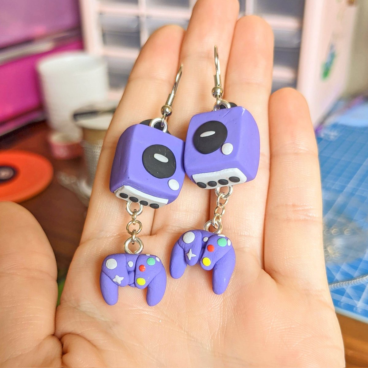calicozyart's tweet photo. GAMECUBE EARRING GIVEAWAY 👾🎮💜🌈🌈🌈
RULES:
Must be following me
RT and like
Tag a friend
Winner will be drawn at midnight on Sunday April 10th! Good luck! 😊 https://t.co/VvHdVqm3uu