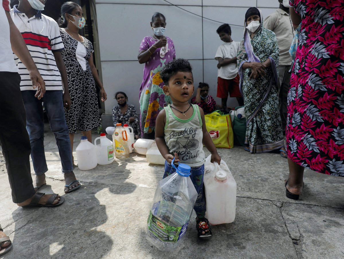 ajplus's tweet photo. Protesters in Sri Lanka tried to storm the president's home as the country suffers its worst economic crisis, blamed on state mismanagement.

The capital is under curfew.

Fuel shortages have caused 13-hr power cuts and hospitals are stopping surgeries due to medicine shortages. https://t.co/IYb1sXo5si