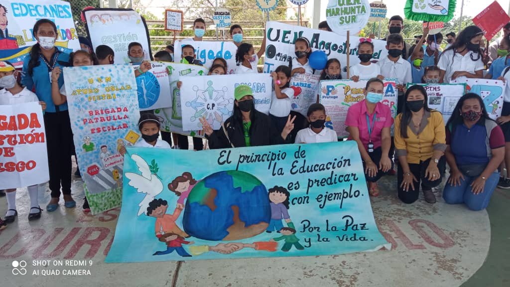 Bolivar_Cdce's tweet photo. Juramentación de las Brigadas Escolares a nivel circuital, desde la Cancha de Paz de la parroquia Marhuanta, actividad realizada bajo las orientaciones de la Directora de Zona Educativa Bolívar @BetziPalma y su equipo de trabajo @NicolasMaduro @_LaAvanzadora @MPPEDUCACION https://t.co/G5YlhS573O