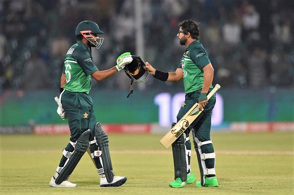 Hasaranga49's tweet photo. congrats on a great win, all the boys put a lot of effort to win 👏👏
Brand of Pakistan @babarazam258 and another hundred by @ImamUlHaq12 excellent match winning innings by both of you well done boys keep it up 👍✅
#AUSvPAK https://t.co/MlIBaBnBbZ