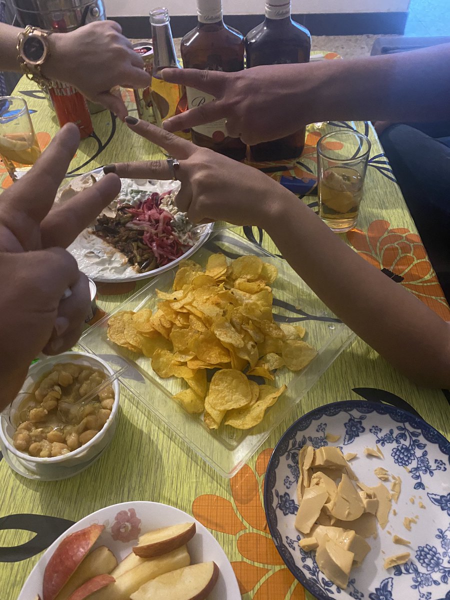 بصحت الميز الاصفر 😋🤣🤣🤣