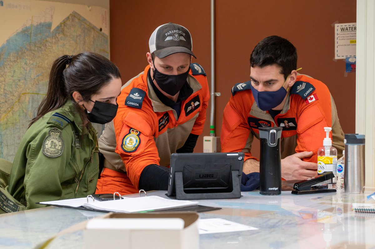 JRCCTrentCCCOS's tweet image. Un Officier des Systèmes de Combat et deux #TechR&amp;amp;S de 435e Escadron de transport et de sauvetage @ARC_RCAF préparent une mission d’entraînement. S’entraîner régulièrement permet aux Escadrons de #R&amp;amp;S d’être #ToujoursPrêt aux opérations. @OperationsArc #Entaînements #Prêt