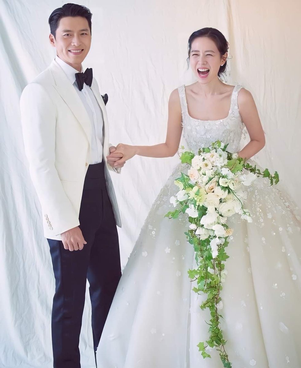 nhormzC's tweet photo. Congrats to the newlyweds Hyun bin and Son ye jin.Cheers to happy and long lasting love💍💒🥂🤵👰 https://t.co/x8sB4Pqaau