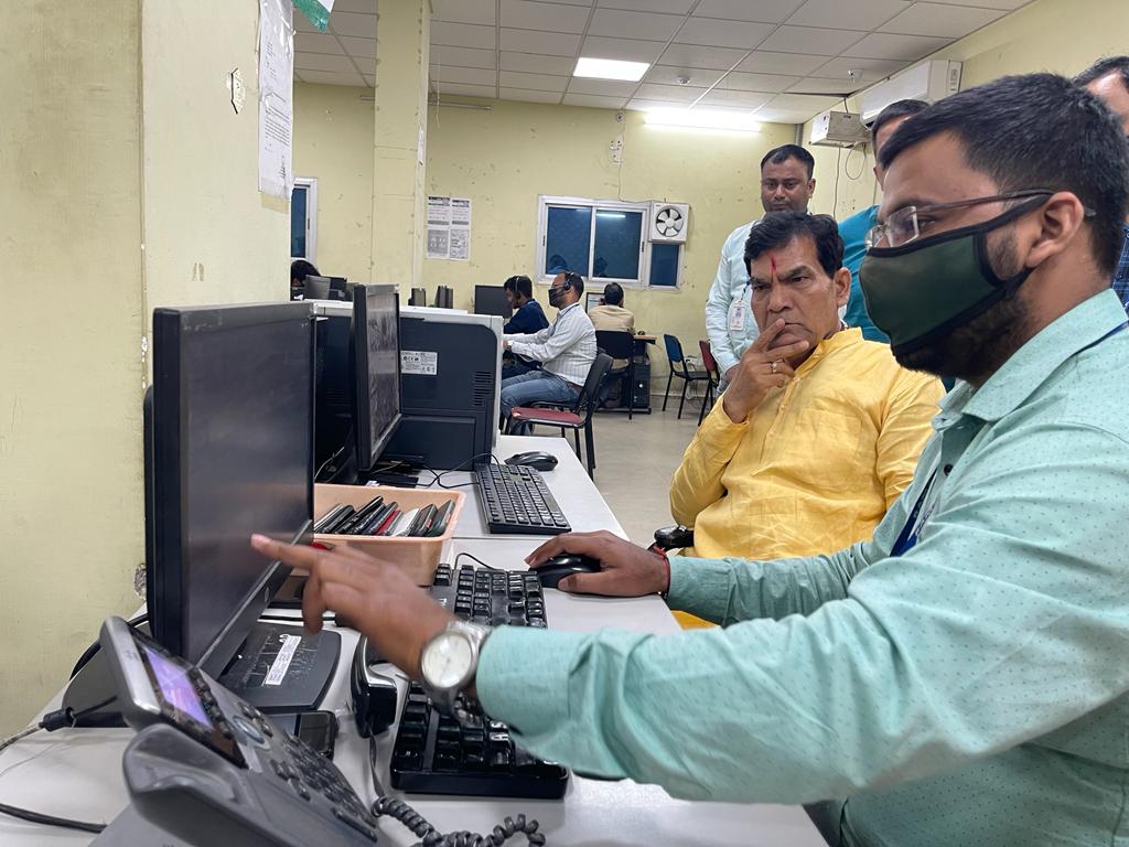 aksharmaBharat's tweet photo. विद्युत उपभोक्ताओं की शिकायतों के निस्तारण के लिए वर्तमान व्यवस्था की समीक्षा एवं औचक निरीक्षण किया।

#HumaraUP @RSSorg @BJP4India @BJP4UP @narendramodi @JPNadda @AmitShah @myogiadityanath @sunilbansalbjp @dpradhanbjp @isomendratomar @MinOfPower @UPGovt @UPPCLLKO https://t.co/6z26AUZkGm