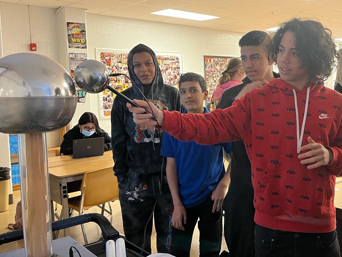 Jenny_Hibbs's tweet photo. Creating our own #electrostaticforces @FreshAcademy_FC @FernCreekHigh https://t.co/ijfMYam8Y6