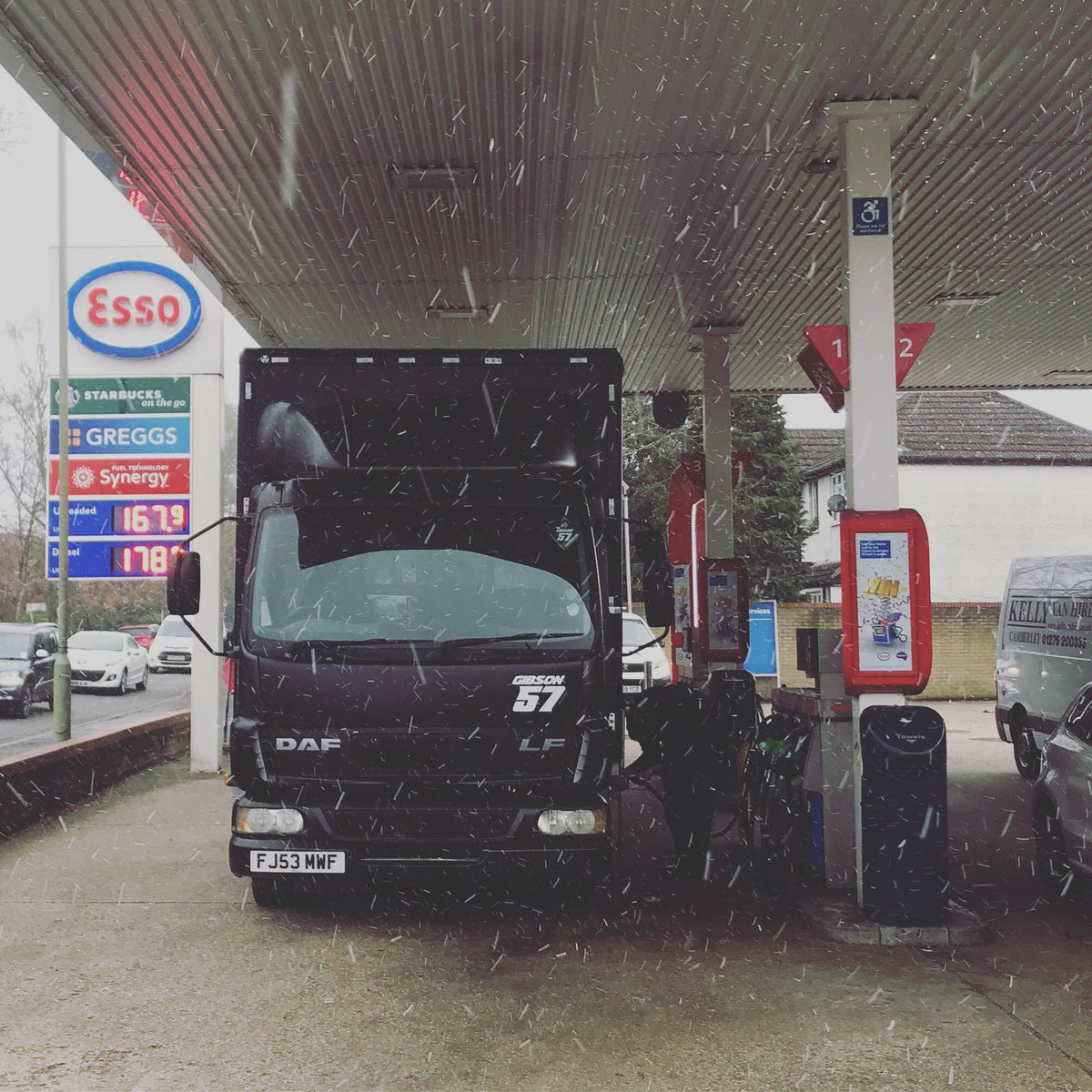 MaxMonkeyWG's tweet photo. And #TruckFuelFriday (cough cough, Thursday) is back...a snowy one this time to start the 2022 @UKLegends season...onwards to @Oulton_Park 👉🏼🏁
@OfficialBARCHQ #TWGAutomotive #BlueSkyCAD #NASCARFansNews #ForTim #ForTimForLife #UKLegend57 #WillGibson #RacingIsLife #Team57 #Car57 https://t.co/xIOojPWghH