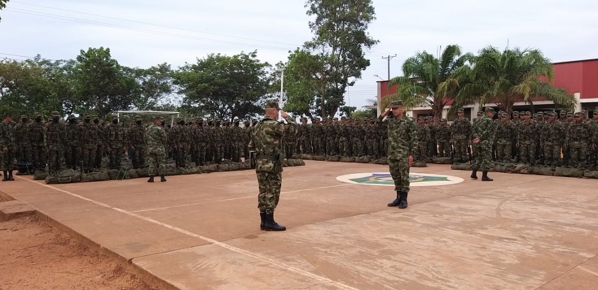 Ejercito_Div8's tweet photo. Desde Puerto Carreño, #Vichada, nuestro Sargento Mayor de Comando de la #Brigada28 motiva al personal de Sl18 que están en etapa de instrucción, para continuar con la misión de proteger a nuestro pueblo colombiano con mucha #FeEnLaCausa
#DisciplinaMilitar
#VolverALoBasico https://t.co/wv795bIodw