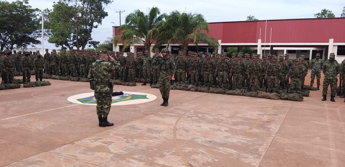 Ejercito_Div8's tweet photo. Desde Puerto Carreño, #Vichada, nuestro Sargento Mayor de Comando de la #Brigada28 motiva al personal de Sl18 que están en etapa de instrucción, para continuar con la misión de proteger a nuestro pueblo colombiano con mucha #FeEnLaCausa
#DisciplinaMilitar
#VolverALoBasico https://t.co/wv795bIodw
