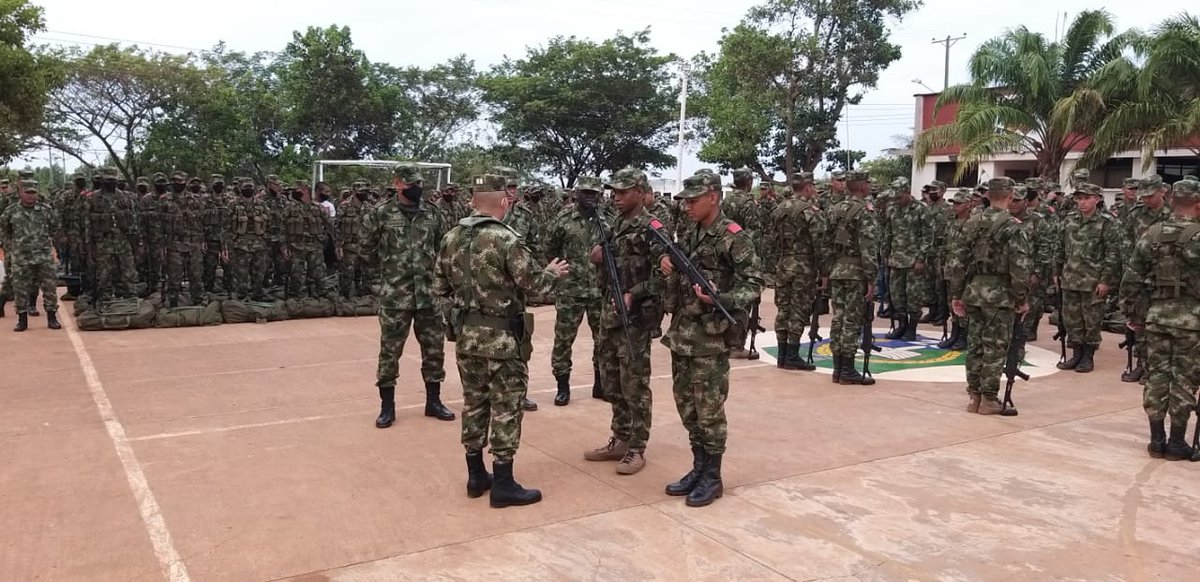 Ejercito_Div8's tweet photo. Desde Puerto Carreño, #Vichada, nuestro Sargento Mayor de Comando de la #Brigada28 motiva al personal de Sl18 que están en etapa de instrucción, para continuar con la misión de proteger a nuestro pueblo colombiano con mucha #FeEnLaCausa
#DisciplinaMilitar
#VolverALoBasico https://t.co/wv795bIodw