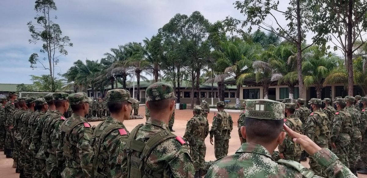 Ejercito_Div8's tweet photo. Desde Puerto Carreño, #Vichada, nuestro Sargento Mayor de Comando de la #Brigada28 motiva al personal de Sl18 que están en etapa de instrucción, para continuar con la misión de proteger a nuestro pueblo colombiano con mucha #FeEnLaCausa
#DisciplinaMilitar
#VolverALoBasico https://t.co/wv795bIodw