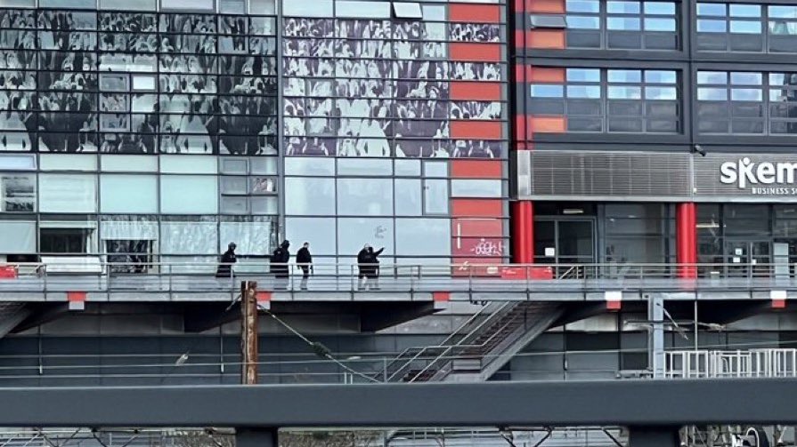 directlille's tweet photo. 🔴 Intervention du Raid en cours à Lille. Tous les étudiants de l'école Skema sont confinés à l'intérieur de l'établissement avec interdiction de sortir. https://t.co/VYo0GtXR6o