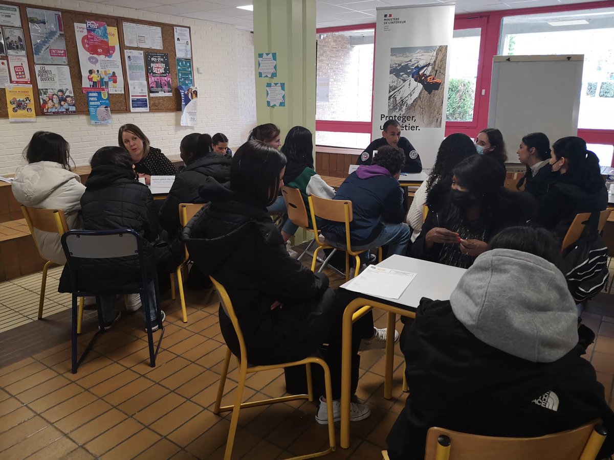 JobIRL's tweet photo. 📍 #Trappes La rencontre métiers #HappyJobIRL au @LNeauphle est un succès !

25 pros sont présents pour parler de leur #métier aux lycéens #policier #comptable #uxdesigner #agentimmobilier etc... et répondre à leurs questions

... de quoi susciter des vocations, qui sait ? https://t.co/MF8F7tRuJL