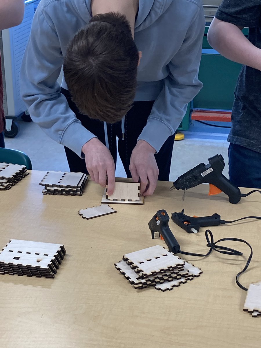 NLSD_Huck's tweet photo. Julius explains to the #Intro2Electronics class how to assemble the Knock Lock Box of his own design for the @arduino starter kit. https://t.co/Pk0xhHZ4ol
