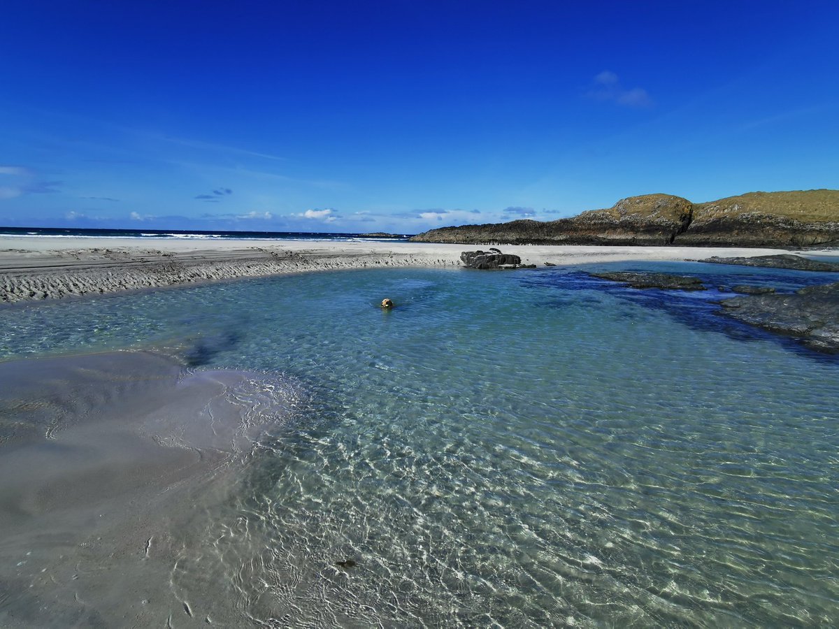 A wander around Balevullin on Tiree today. A bit windy, but things improved. Weather's been so kind to us. Daft dugs been in swimming at every chance. Sitting in the harbour now having a pint. ☺ ♥ 🏴󠁧󠁢󠁳󠁣󠁴󠁿