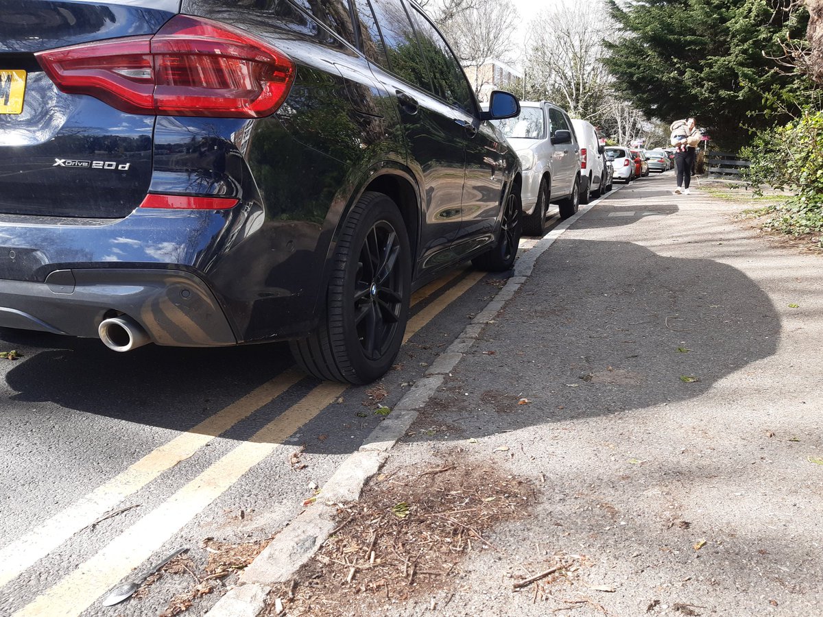 AucklandRoadSBS's tweet photo. #doubleyellow #doubleperil
@stephenjmann
@nina_degrads
What can be done about this?
@PegasusAcademy please remind parents to park considerately. Even better to walk/scoot or cycle to school as most others do. https://t.co/IGcT1Zf4ci https://t.co/vhENgmSFma