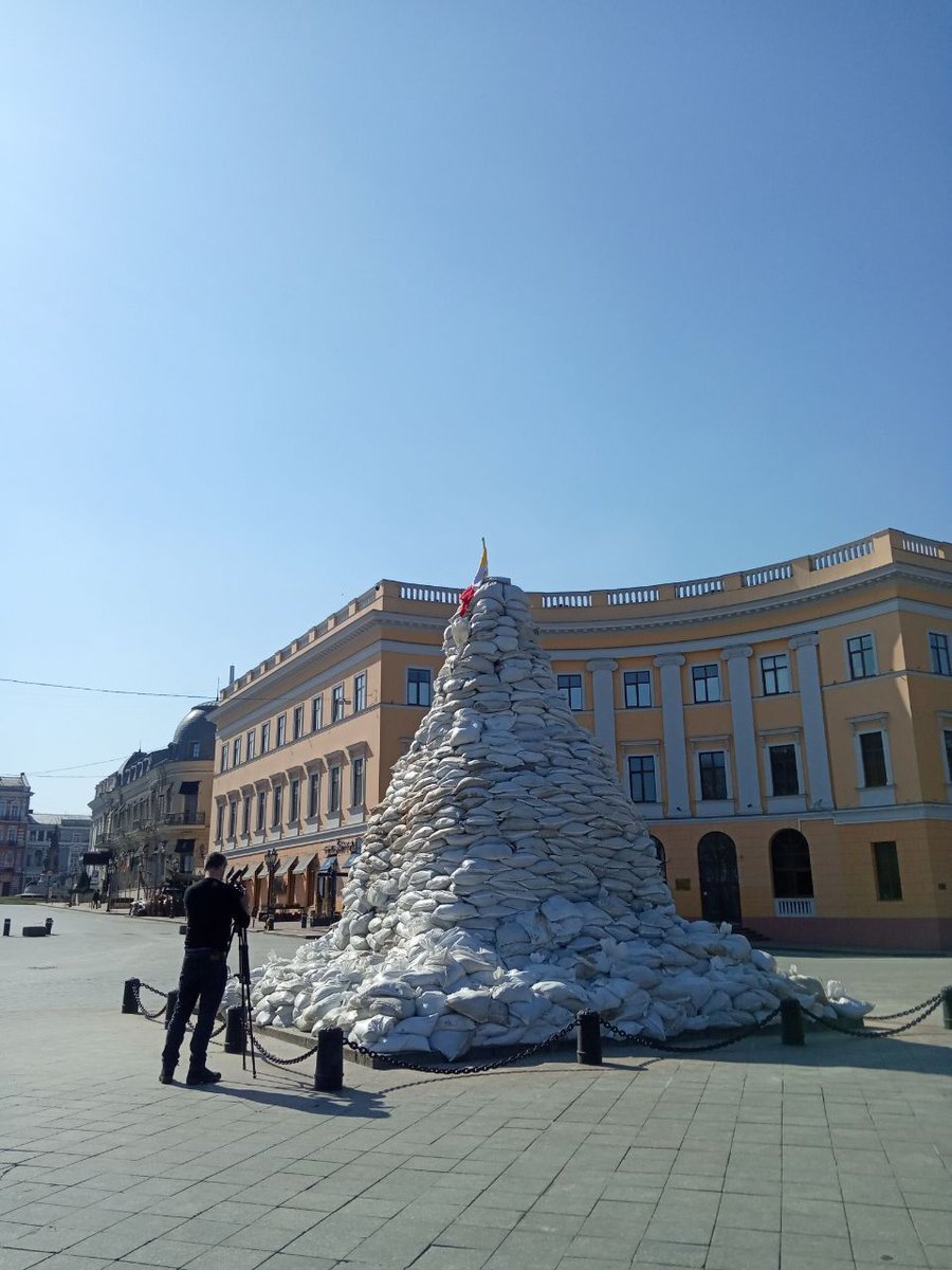 eintagimkrieg's tweet photo. Olena Kontsevych, #Odessa: "Es ist verboten, ins touristische Zentrum zu gehen, überall sind militärische Stellungen. Zum Opernhaus kommt man nur mit Erlaubnis der Armee. Meine Kollegen, Journalisten aus Italien, und ich hatten Glück, dass wir es zu sehen bekamen." #EinTagImKrieg https://t.co/jm39L2K14X