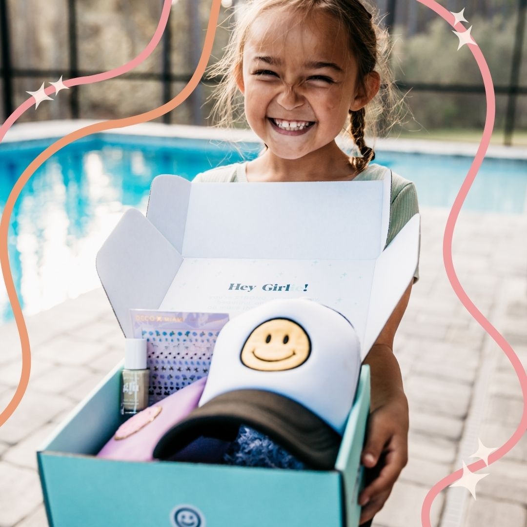 Strong_selfie_'s tweet photo. She'll be smiling BIG when she unpacks her STRONG selfIE April box 🤩

Now Shipping April 📦 Use code WELCOME10 for $10 off her first box! https://t.co/mVBN5IlUbv