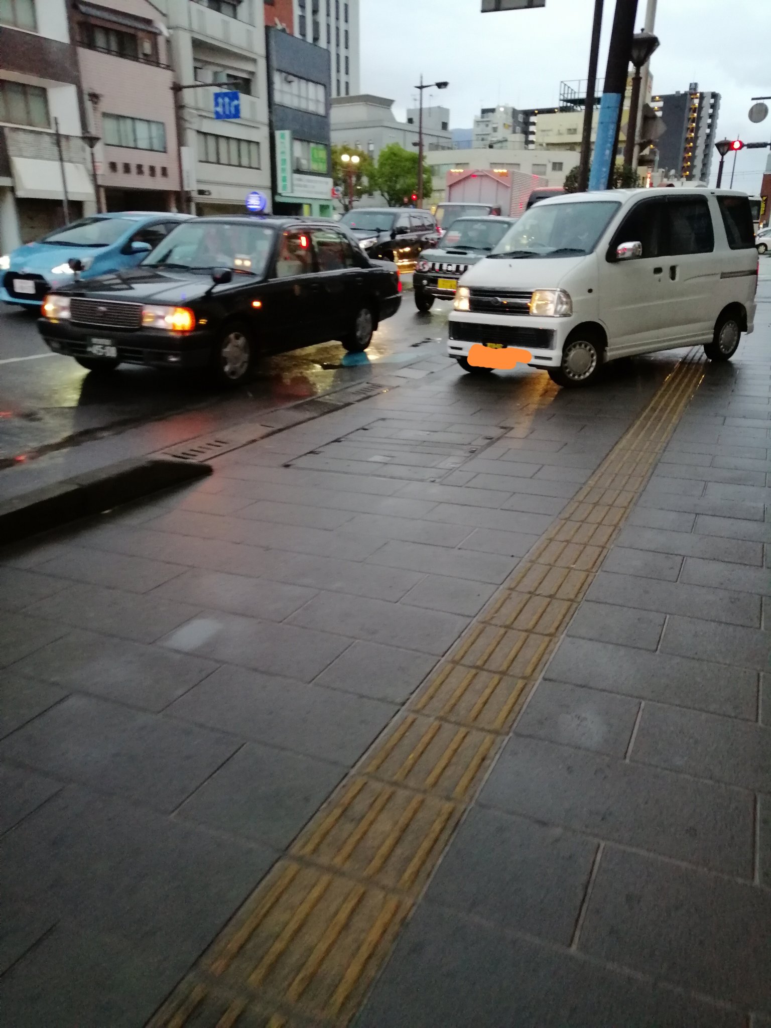 Kaji 角を曲がったら歩道駐車にまた遭遇 この車これでも７ ８mほどバックして 車道に出れる所まで移動した所 本当に歩道に 駐車する人多いけど 鹿児島では当たり前なの 鹿児島 歩道駐車 T Co Lu4jwo3gv3 Twitter