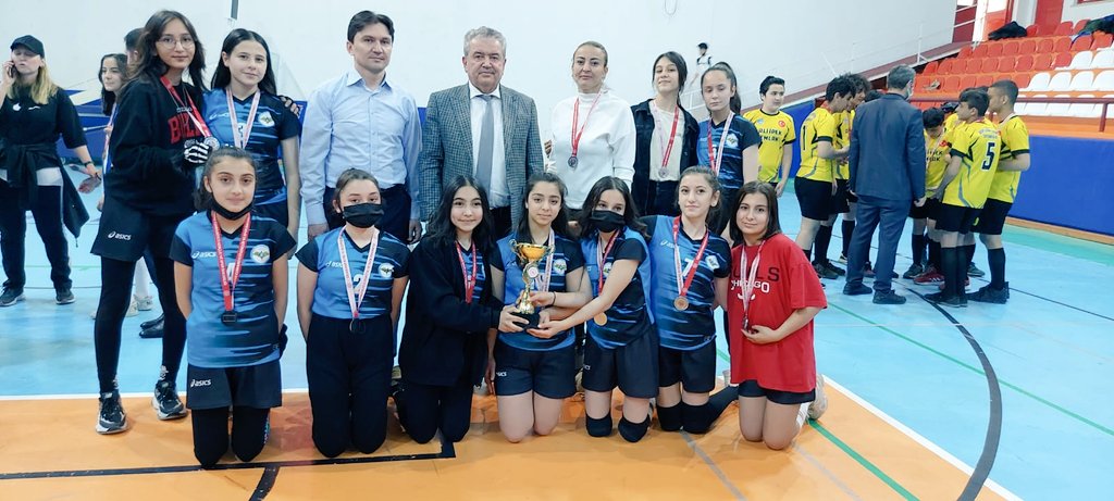 Pursaklar Okul Sporları Yıldız Kızlar Voleybol Turnuvasında İlçe 2.si olan takımımızı ve Beden Eğitimi Öğretmenimiz Selen Kaya'yı tebrik ediyorum. Bize bu gururu yasattıkları için teşekkür ediyorum.
<a href="/PursaklarMem/">Pursaklar İlçe Millî Eğitim Müdürlüğü</a> <a href="/mustafakilicgil/">Mustafa Kılıçgil</a>