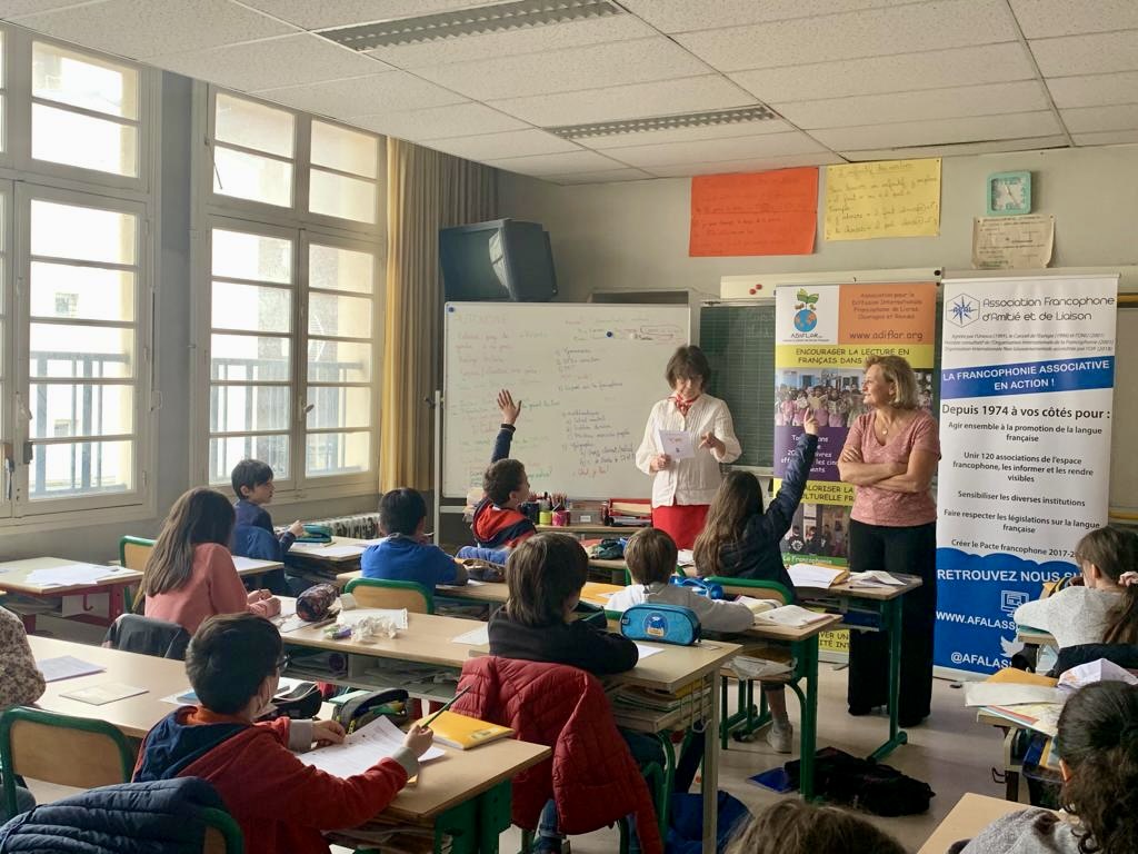 AssoADIFLOR's tweet photo. La Francophonie s'affiche pour les élèves de CM2 de l'école Blomet à Paris 15 ! 
Animation à l'occasion de la semaine de la langue française et de la Francophonie.
#ADIFLOR #AFAL #DGLFLF #DisMoiDixMots #francophonie #exposition  #culture https://t.co/L5BkXAir4O
