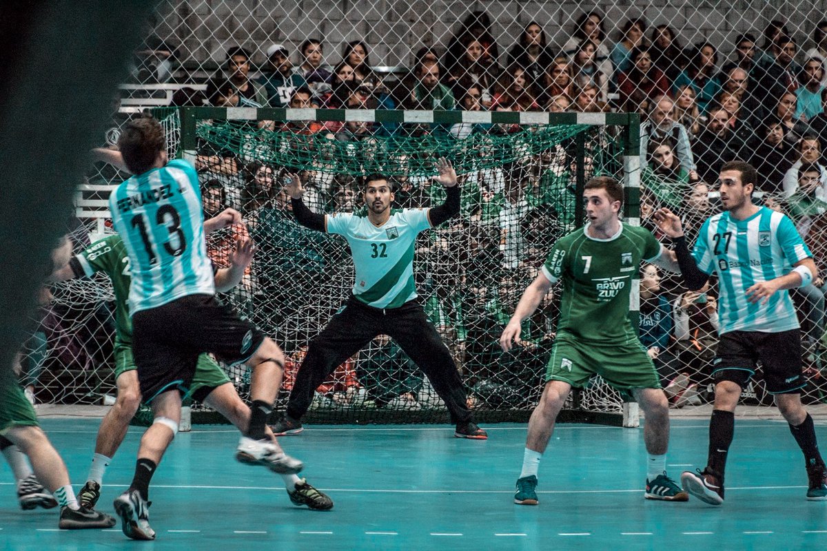 #tbt Uno de los grandes placeres de mi última visita en Argentina previo a los JO de #Rio2016 , poder jugar un rato en mis dos grandes amores, <a href="/FCOhandball/">FCO Handball</a> y <a href="/CAHandballARG/">CAH - Handball Argentina</a> frente a la familia y amigos de toda la vida. Cuántos de ustedes estuvieron en ese partido?? #handball