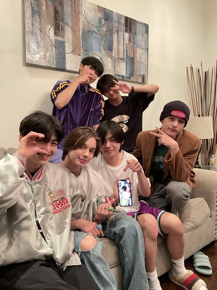 jamessbff's tweet photo. @trainee_a (Busking Behind) We were very sad because Yorch couldn't be with us today. So we had to FaceTime after๐
(๋ฒ์คํน ๋นํ์ธ๋) ์์น๊ฐ ์์ด์ ๋๋ฌด ์์ฌ์ ๋ ๋ง์ ์ํต์ผ๋ก ๋ฌ๋๊ธฐ!
#TraineeK https://t.co/IZJ3geYD4p