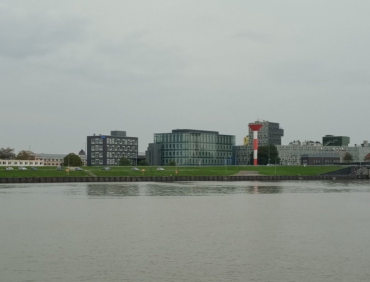 Das AWI wurde 1980 gegründet. Damals hatte es nur eine handvoll Mitarbeiter. Heute forschen dort rund 1000 Menschen zu Klima, Geologie und Biologie. Geestemünde ist damit ein Wissensstandort von globaler Bedeutung. 😎