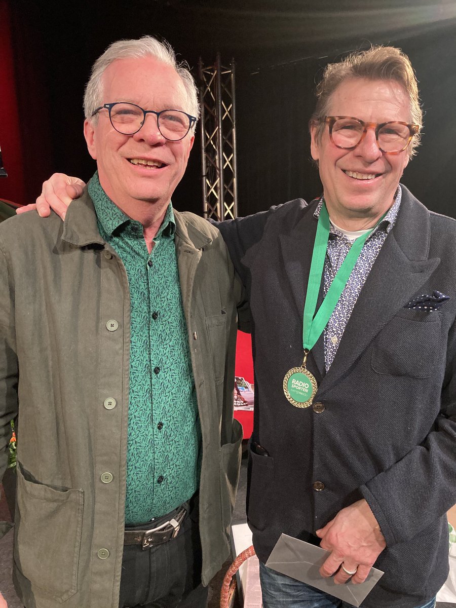 Avtackning av en legendarisk legend.
Roger”Roy” Burman fick ett varmt och känslofyllt Tack, av många medarbetare genom åren.
Ett Tack för alla år som dirigent för tusentals oförglömliga sändningar i Radiosporten.