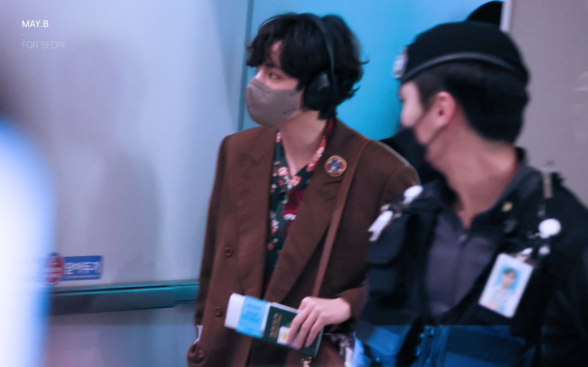 maybe_seori's tweet photo. 220328 ICN 출국

곰돌이군…

#AprilFoolsDay 
#방탄소년단 #태형 #뷔 
#BTS #TAEHYUNG #V @BTS_twt https://t.co/GYiPUVOEQB