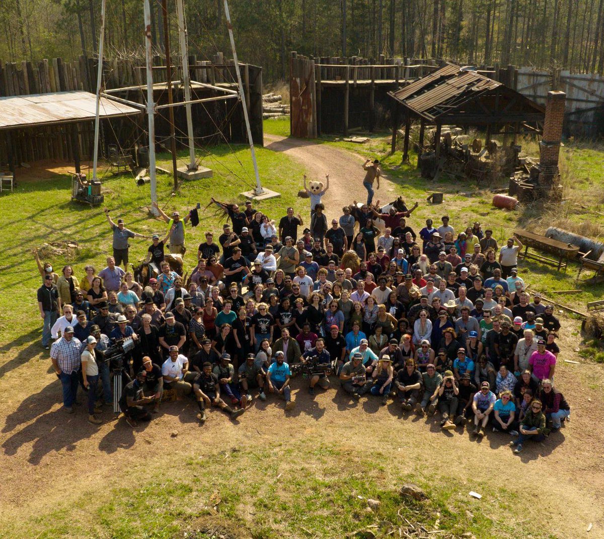 Wrap photo of the cast &amp; crew of #TheWalkingDead!

March 30, 2022.
